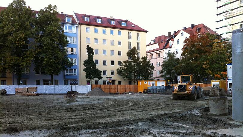 Die Bäume sind gefallen. So kahl ist jetzt der Josephsplatz. Die Bäume sind gefallen. So kahl ist jetzt der Josephsplatz.