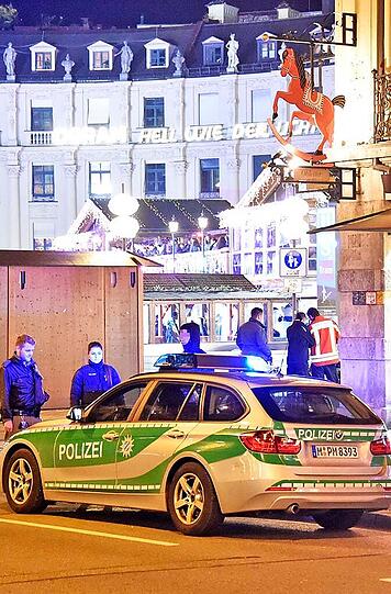 Schlägerei am Stachus. Ersten Angaben zufolge prügelten sich über 20 Personen am späten Abend.