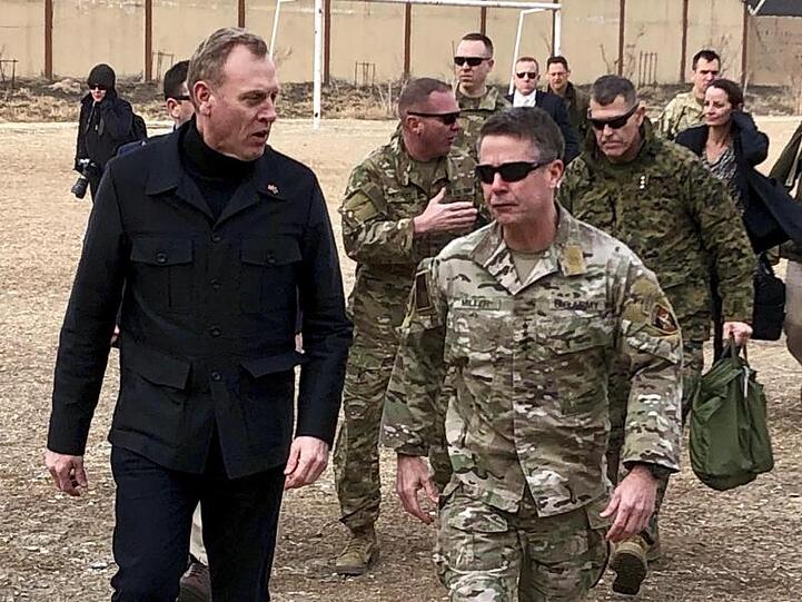Der amtierende US-Verteidigungsminister Patrick Shanahan (l) trifft in Kabul mit General Austin Scott Miller, dem Oberkommandierenden der Nato- und US-Streitkräfte, zusammen.