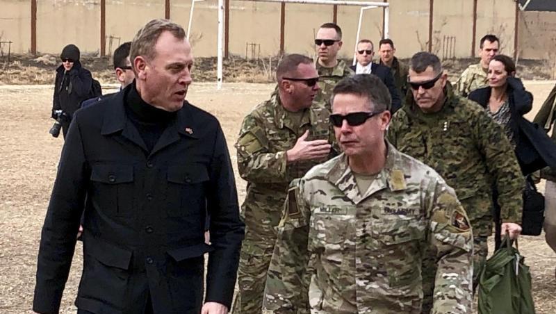 Der amtierende US-Verteidigungsminister Patrick Shanahan (l) trifft in Kabul mit General Austin Scott Miller, dem Oberkommandierenden der Nato- und US-Streitkräfte, zusammen. Der amtierende US-Verteidigungsminister Patrick Shanahan (l) trifft in Kabul mit General Austin Scott Miller, dem Oberkommandierenden der Nato- und US-Streitkräfte, zusammen.