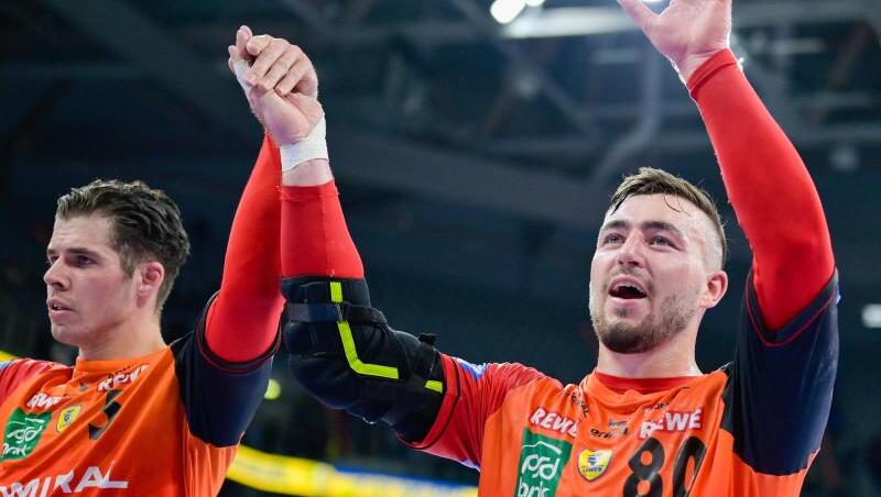 Jannik Kohlbacher (r) und Vladan Lipovina von den Rhein-Neckar Löwen feiern den Sieg gegen Nantes. Jannik Kohlbacher (r) und Vladan Lipovina von den Rhein-Neckar Löwen feiern den Sieg gegen Nantes.