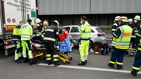 Nach etwa 45 Minuten konnten zwei Spuren der A9 wieder freigegeben werden, und der Verkehr floss wieder.