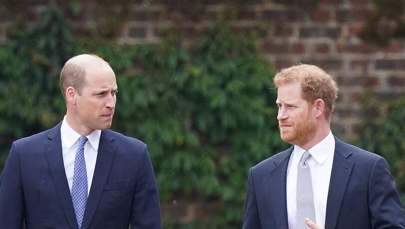 Zwischen Prinz William (l.) und Prinz Harry soll die Stimmung angespannt sein.