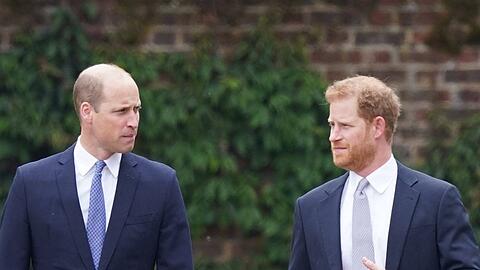 Zwischen Prinz William (l.) und Prinz Harry soll die Stimmung angespannt sein.