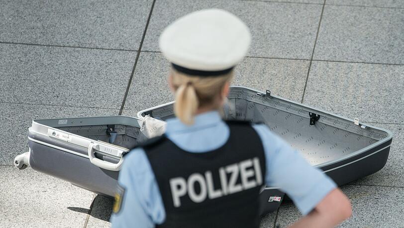 Die Bundespolizei fand in dem Koffer lediglich Kleidung und Hygieneartikel. (Symbolbild)
