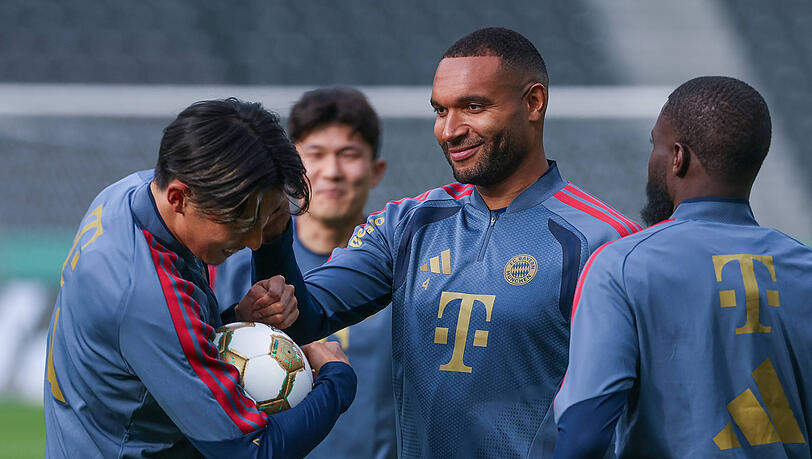Gab Teamkollege Hiroki Ito einen Ohrenschnipser: Jonathan Tah. Gab Teamkollege Hiroki Ito einen Ohrenschnipser: Jonathan Tah.