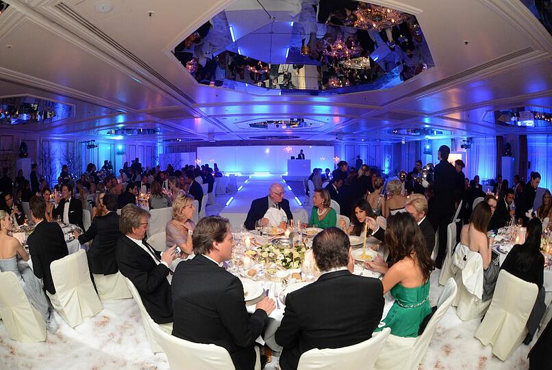 Der illuminierte catwalk ist am 31.10.2012 in München (Bayern) im Hotel Vier Jahreszeiten bei der "Silverwhite Chrystal Night" zu sehen.