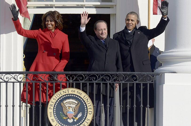 Präsident ohne Frau: François Hollande am Dienstag auf dem Balkon des Weißen Hauses, fürsorglich eingerahmt von First Lady Michelle und US-Präsident Barack Obama.