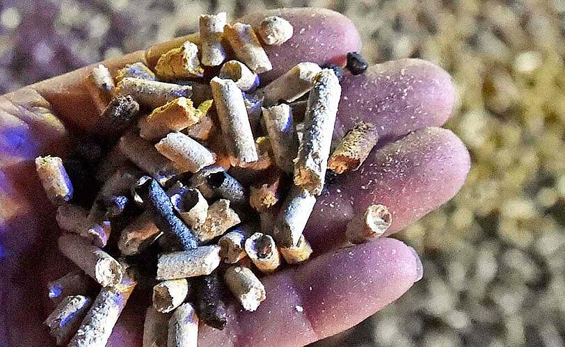 Bilder vom Feuerwehreinsatz in Forstinning. Unzählige Holzpellets haben in einem Lagerraum Feuer gefangen.