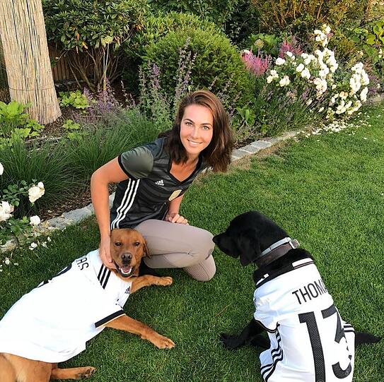 Lisa Müller, Ehefrau von Thomas Müller, verbrachte den Abend mit den Hunden (im Thomas-Trikot) im Garten