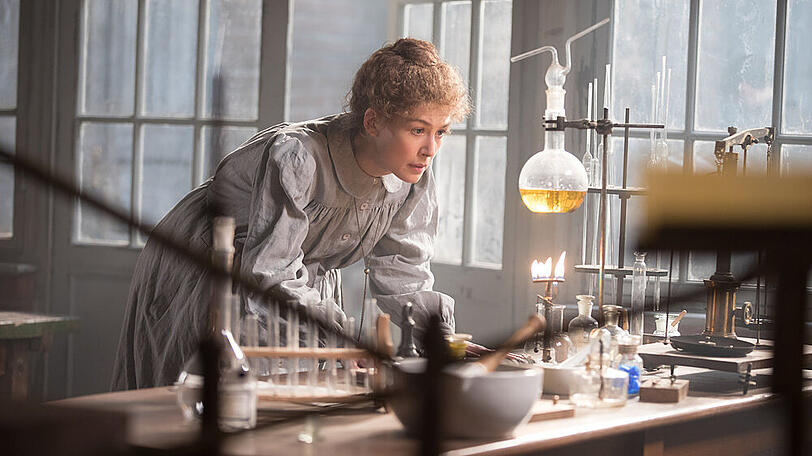 "Marie Curie - Elemente des Lebens": Marie Curie (Rosamund Pike) arbeitet besessen an der Entdeckung neuer Elemente.