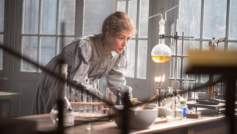 "Marie Curie - Elemente des Lebens": Marie Curie (Rosamund Pike) arbeitet besessen an der Entdeckung neuer Elemente. "Marie Curie - Elemente des Lebens": Marie Curie (Rosamund Pike) arbeitet besessen an der Entdeckung neuer Elemente.
