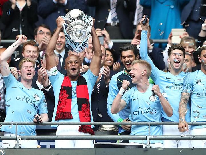 Die ManCity-Spieler feiern den Sieg im FA-Cup-Finale gegen Watford.