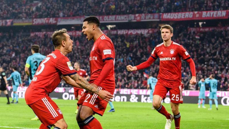 Rafinha (l-r), Serge Gnabry und Thomas Müller vom FC Bayern München jubeln über Gnabrys Treffer zum 1:0. Foto: Matthias Balk Rafinha (l-r), Serge Gnabry und Thomas Müller vom FC Bayern München jubeln über Gnabrys Treffer zum 1:0. Foto: Matthias Balk