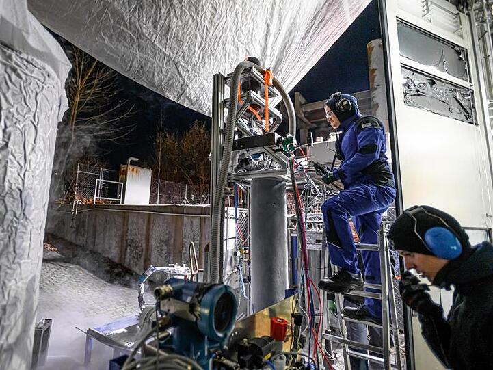 Matthias Weiand und Matthias Bode arbeiten an einem Teststand der Raktetentechnik-Gruppe. Foto: Warr E.V./WARR e.V./dpa