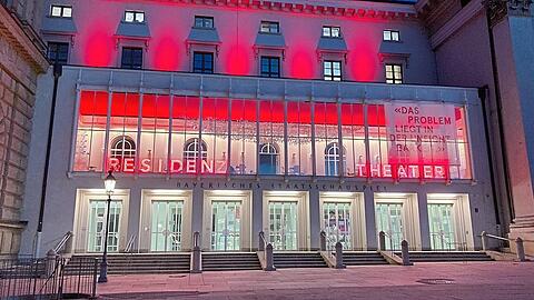 Das aus Protest gegen die Schließung der Theater im vergangenen Herbst rot beleuchtete Residenztheater. Foto: dpa