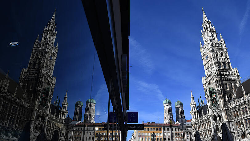 Auf dem Marienplatz und weiteren Teilen der Münchner Innenstadt herrscht am Montag und Dienstag ein Glasflaschenverbot. (Archivbild)