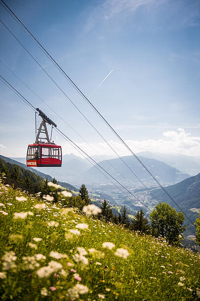 Vom Dorf in die Berge mit den Seilbahnen von Schenna. Vom Dorf in die Berge mit den Seilbahnen von Schenna.