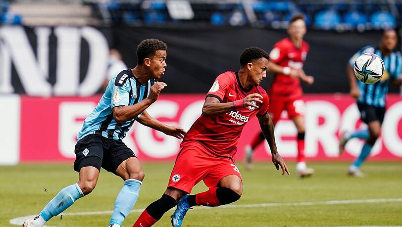 Mannheims Marcel Costly (l) und Frankfurts Tuta kämpfen um den Ball.