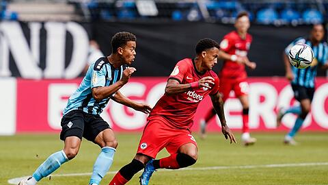 Mannheims Marcel Costly (l) und Frankfurts Tuta kämpfen um den Ball.