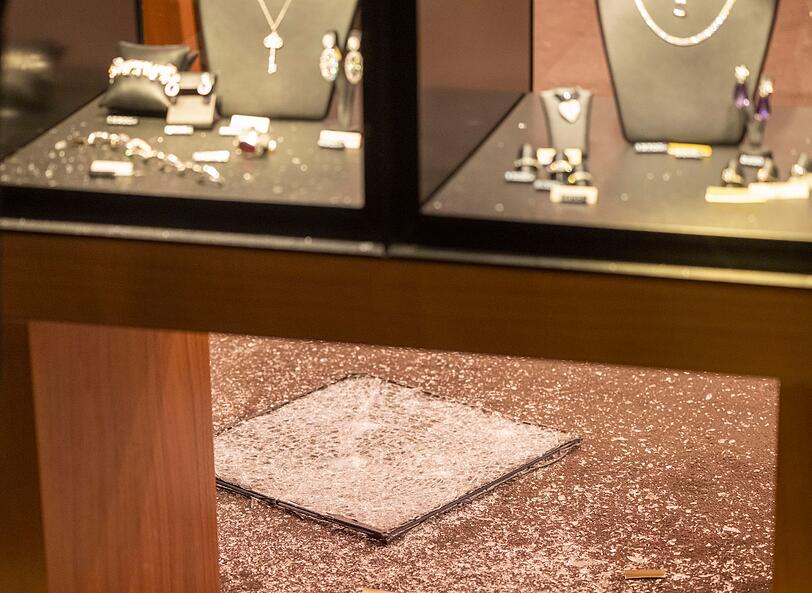 Die beiden Täter hatten bei dem Überfall Schmuck im Wert von mehreren Hunderttausend Euro erbeutet. (Archivbild) Die beiden Täter hatten bei dem Überfall Schmuck im Wert von mehreren Hunderttausend Euro erbeutet. (Archivbild)