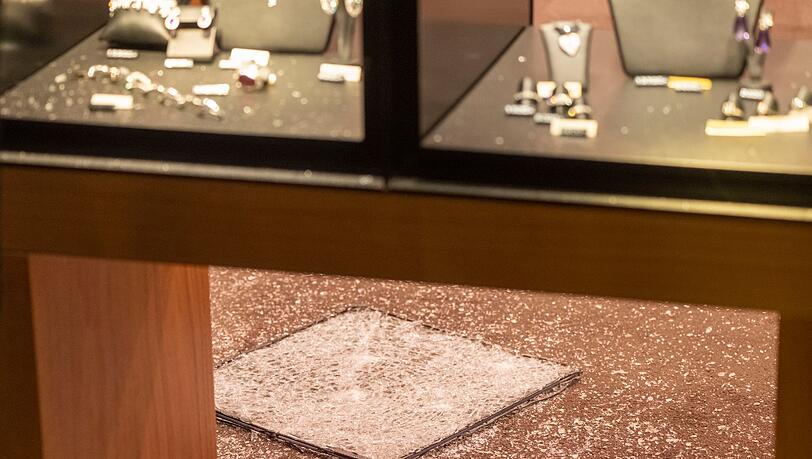Die beiden Täter hatten bei dem Überfall Schmuck im Wert von mehreren Hunderttausend Euro erbeutet. (Archivbild) Die beiden Täter hatten bei dem Überfall Schmuck im Wert von mehreren Hunderttausend Euro erbeutet. (Archivbild)