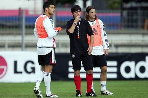 Bundestrainer Joachim Löw (Mitte) mit den "Rebellen" Michael Ballack (l.) und Torsten Frings.