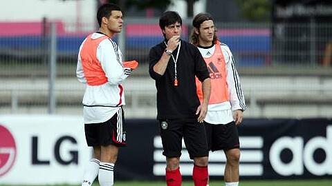 Bundestrainer Joachim Löw (Mitte) mit den "Rebellen" Michael Ballack (l.) und Torsten Frings.