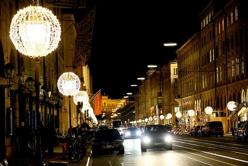 Festlich geschmückte Straßenlaternen in der Maximilianstraße.