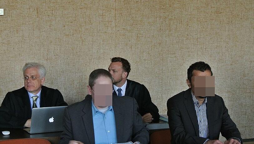 Die Angeklagten Christian N. (42, l.) und Aysad K. (32). Hinter ihnen ihre Anwälte Andreas von Mariassy (l.) und Maximilian Müller. Die Angeklagten Christian N. (42, l.) und Aysad K. (32). Hinter ihnen ihre Anwälte Andreas von Mariassy (l.) und Maximilian Müller.
