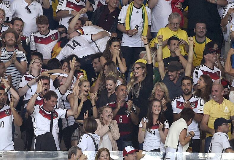 Lena Gercke, Sarah Brandner, Cathy Fischer. Sehen Sie hier, wie die besseren Hälften unserer DFB-Kicker das 7:1 gegen Brasilien miterlebt haben.