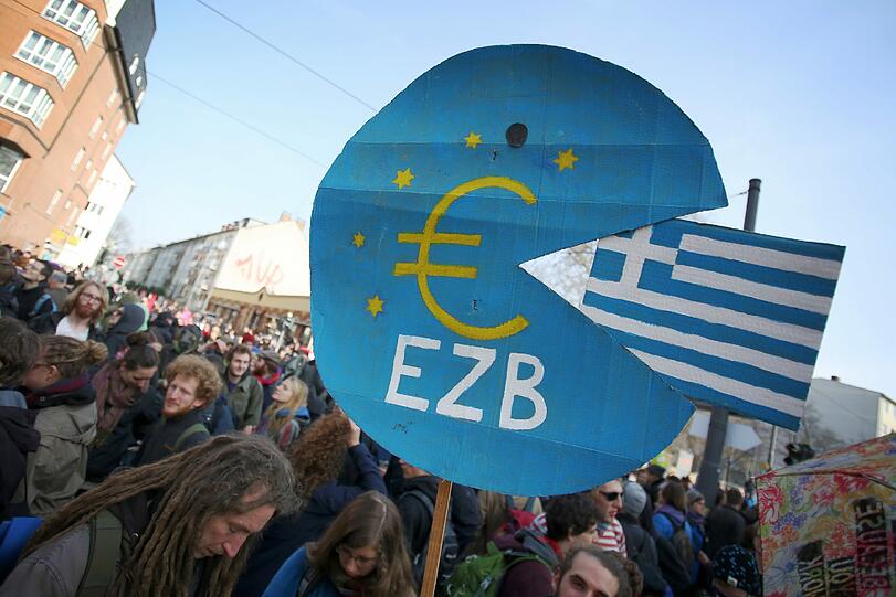 Während EZB-Präsident Mario Draghi den Neubau der Europäischen Zentralbank feierlich eröffnet, herrschen draußen vor der Tür massive Krawalle.