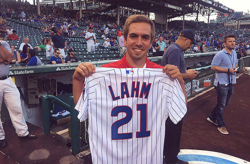 Lahm bei seinem Besuch der Chicago Cubs im Sommer. Als Geschenk gab's ein Trikot für den Bayern-Kapitän.