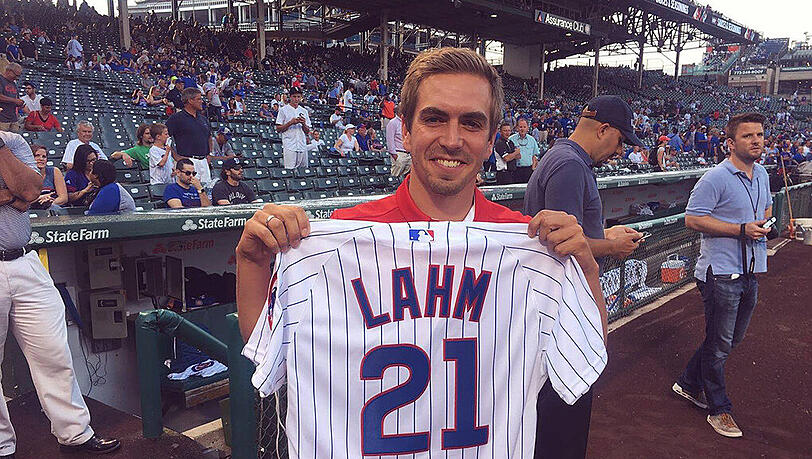 Lahm bei seinem Besuch der Chicago Cubs im Sommer. Als Geschenk gab's ein Trikot für den Bayern-Kapitän. Lahm bei seinem Besuch der Chicago Cubs im Sommer. Als Geschenk gab's ein Trikot für den Bayern-Kapitän.