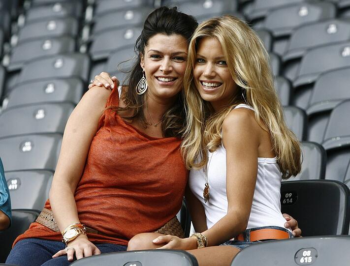 Zur selben Zeit pflegt sie auch mit Spielerfrau-Kollegin Sabia Boulahrouz noch eine tiefe Freundschaft.