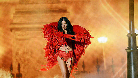 Adriana Lima 2013 bei der "Victoria's Secret Fashion Show" in New York