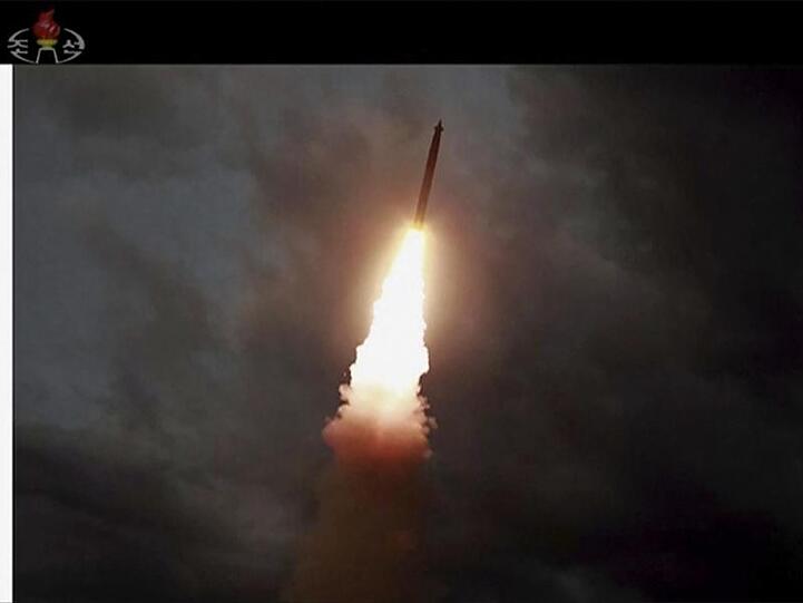 Das Videostandbild des Nordkoreanischen Fernsehsenders KRT zeigt eine Rakete während des Testflugs.