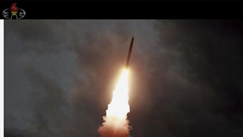 Das Videostandbild des Nordkoreanischen Fernsehsenders KRT zeigt eine Rakete während des Testflugs. Das Videostandbild des Nordkoreanischen Fernsehsenders KRT zeigt eine Rakete während des Testflugs.