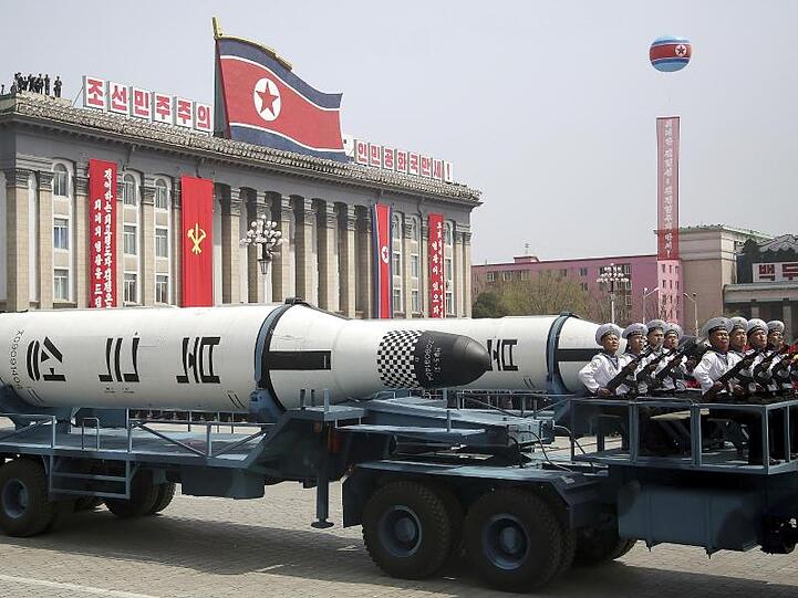 Ballistische Raketen bei einer Militärparade in Pjöngjang.