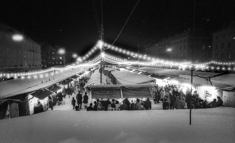 Lauschig: der Münchner Christkindlmarkt 1970 - noch nicht am Marienplatz. Sondern wo?