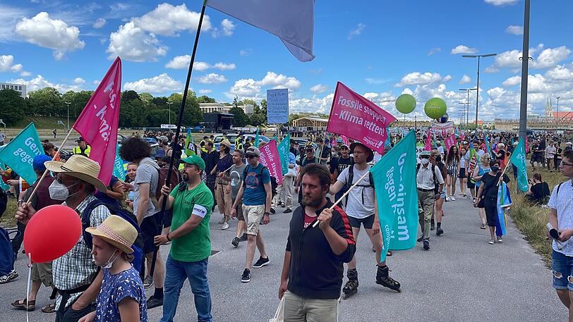 Der Demozug mit mehreren tausend Teilnehmern startet an der Theresienwiese.
