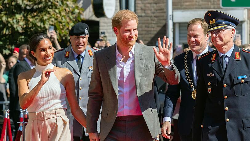 Der britische Prinz Harry (M) und seine Frau Meghan sind in Düsseldorf, um für die "Invictus Games" 2023 zu werben. Der britische Prinz Harry (M) und seine Frau Meghan sind in Düsseldorf, um für die "Invictus Games" 2023 zu werben.