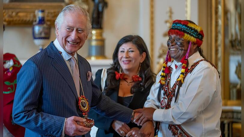 Der Anführer eines indigenen Stammes überreichte Charles eine selbstgemachte Kette.