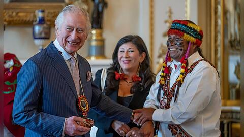 Der Anführer eines indigenen Stammes überreichte Charles eine selbstgemachte Kette.