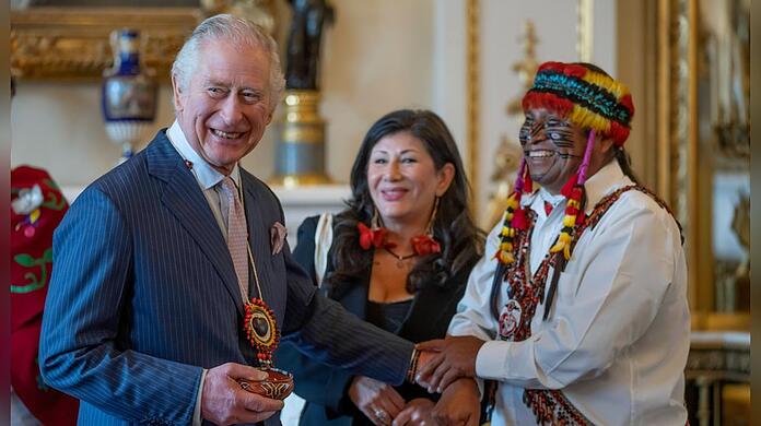 Der Anführer eines indigenen Stammes überreichte Charles eine selbstgemachte Kette.
