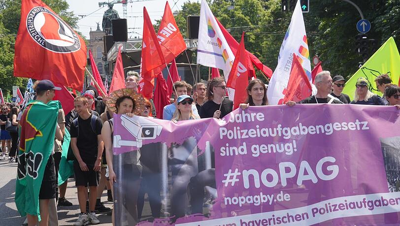 Demo gegen das Polizeiaufgabengesetz. Demo gegen das Polizeiaufgabengesetz.