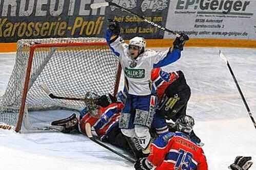 Drin, das Ding! EHC-Stürmer Neville Rautert gelingt in Ravensburg, im zweiten Halbfinalspiel, das 2:2. Der EHC siegt am Ende mit 3:2 nach Verlängerung.