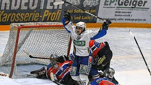 Drin, das Ding! EHC-Stürmer Neville Rautert gelingt in Ravensburg, im zweiten Halbfinalspiel, das 2:2. Der EHC siegt am Ende mit 3:2 nach Verlängerung. Drin, das Ding! EHC-Stürmer Neville Rautert gelingt in Ravensburg, im zweiten Halbfinalspiel, das 2:2. Der EHC siegt am Ende mit 3:2 nach Verlängerung.