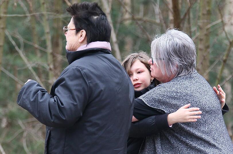 Diese Bilder gehen an die Substanz: Eltern trauern vor der Stekske Schule in Lommel (Belgien) um die Kinder, die bei dem Bus-Unglück in der Schweiz ums Leben gekommen sind.