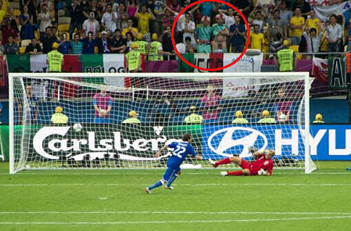 Irre Aktion beim Elfmeterschießen: Ein England-Fan zieht hinter dem Tor blank!
